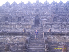 Coba, pada abad 9 saja bangsa kita udah bisa buat candi sebesar ini.