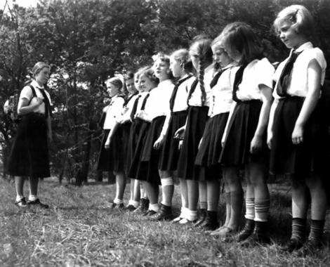 [Image: hitleryouth_wideweb__470x380,0.jpg]