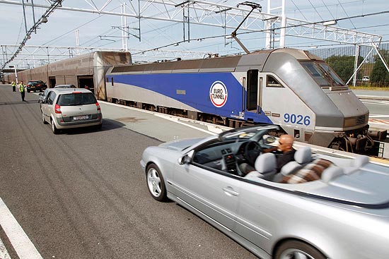 Carros entrando no Euro Túnnel