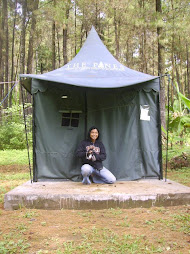 Di depan tenda