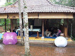 Menunggu hujan reda
