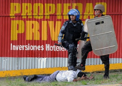 http://4.bp.blogspot.com/_bfit8l4I16c/Sr-Zzgi0N6I/AAAAAAAAFY4/YasBy6nkauM/s400/Represi%25C3%25B3n-en-Honduras-reporteros-independientes_-Julio-2009_.jpg