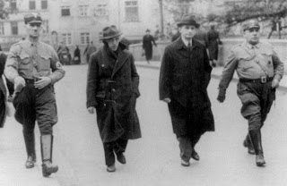 Brownshirts%2BSA%2Bwith%2Bprisoners.jpg