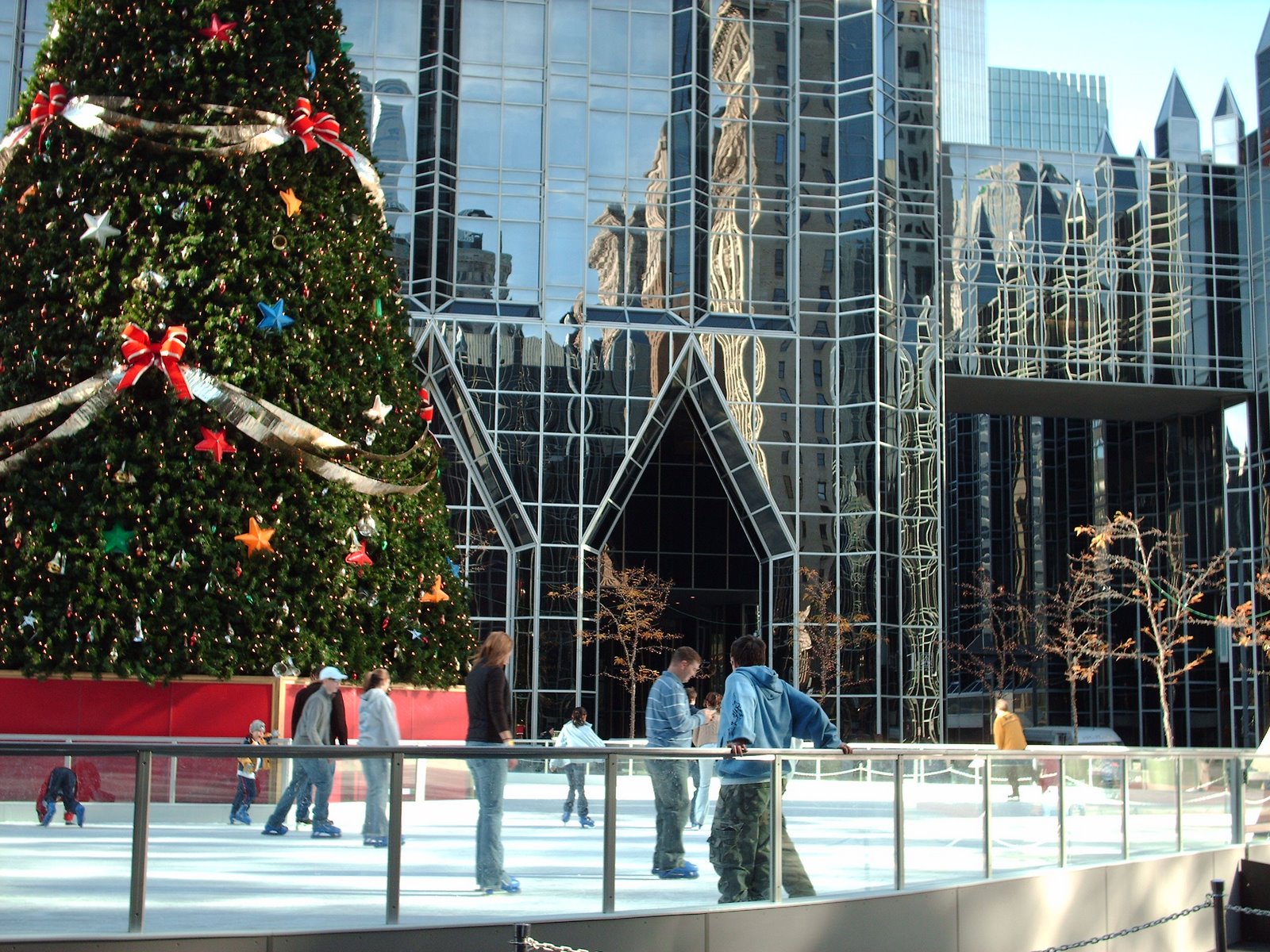 [PPGplaceXmastree&skating3.JPG]