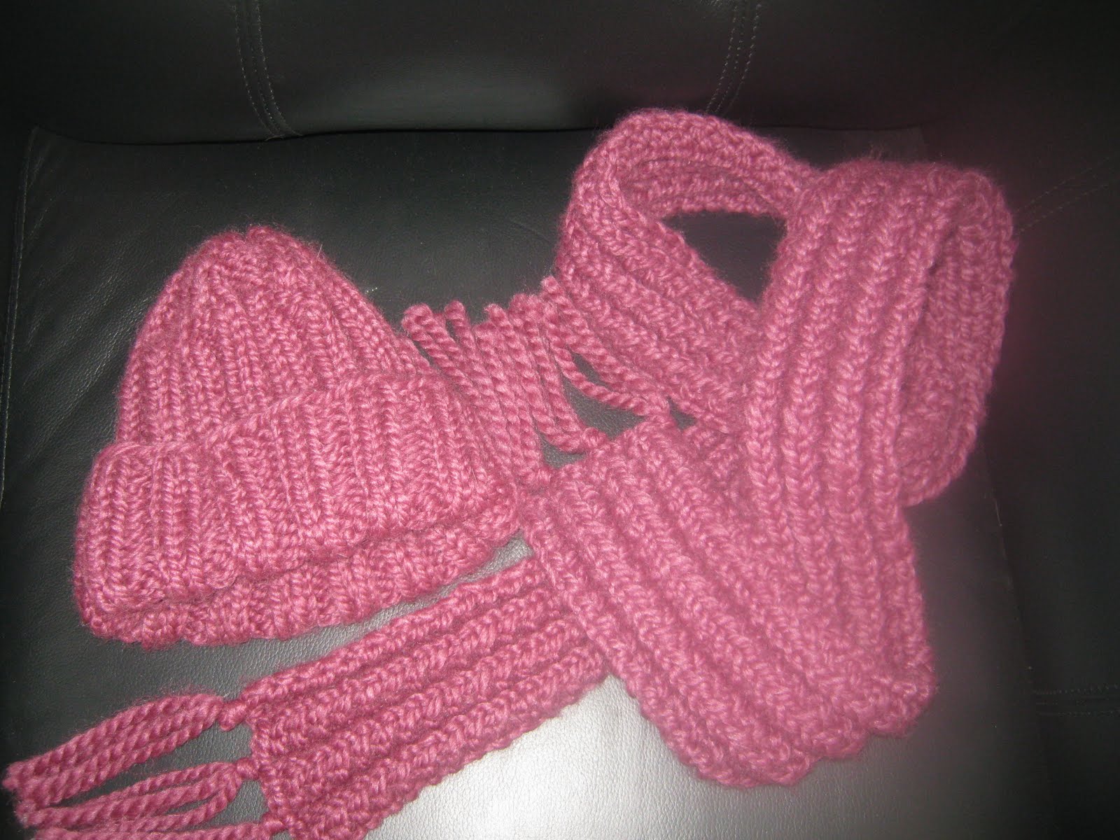 Erin Can Knit: broken rib stitch scarf and ribbed hat