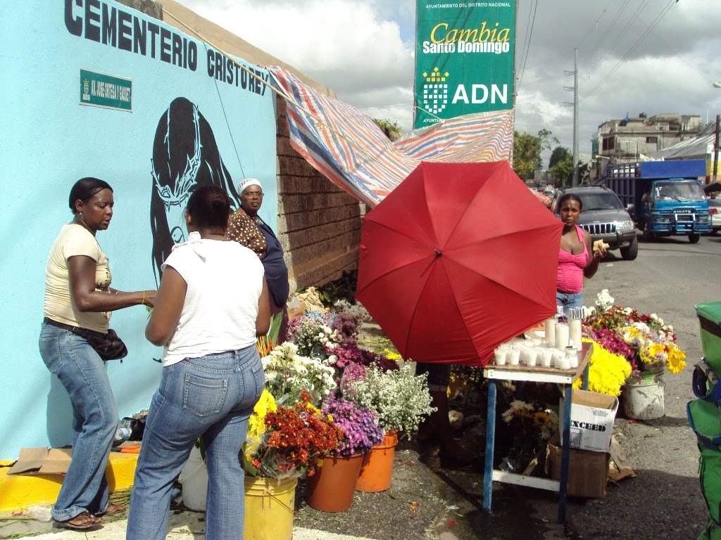 Cristo Rey en Línea Día de los Fieles Difuntos en el Cementerio de