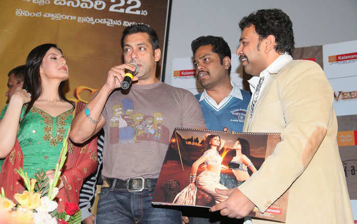 [Salman+Khan,Zarine+Khan+in+in+Hyderabad+Kalamandir+(6).jpg]