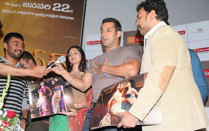 [Salman+Khan,Zarine+Khan+in+in+Hyderabad+Kalamandir+(5).jpg]