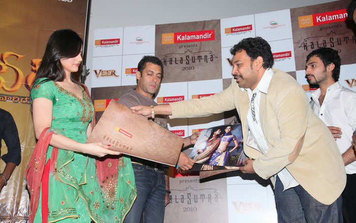 [Salman+Khan,Zarine+Khan+in+in+Hyderabad+Kalamandir+(4).jpg]
