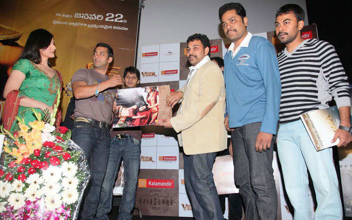 [Salman+Khan,Zarine+Khan+in+in+Hyderabad+Kalamandir+(2).jpg]