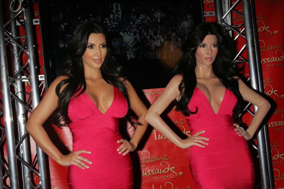 http://4.bp.blogspot.com/_bvCb8nvIuW0/TC4mIB8DPUI/AAAAAAAAFTs/UFW9MvTCt5Y/s1600/kim-kardashian-wax-statue-005.jpg