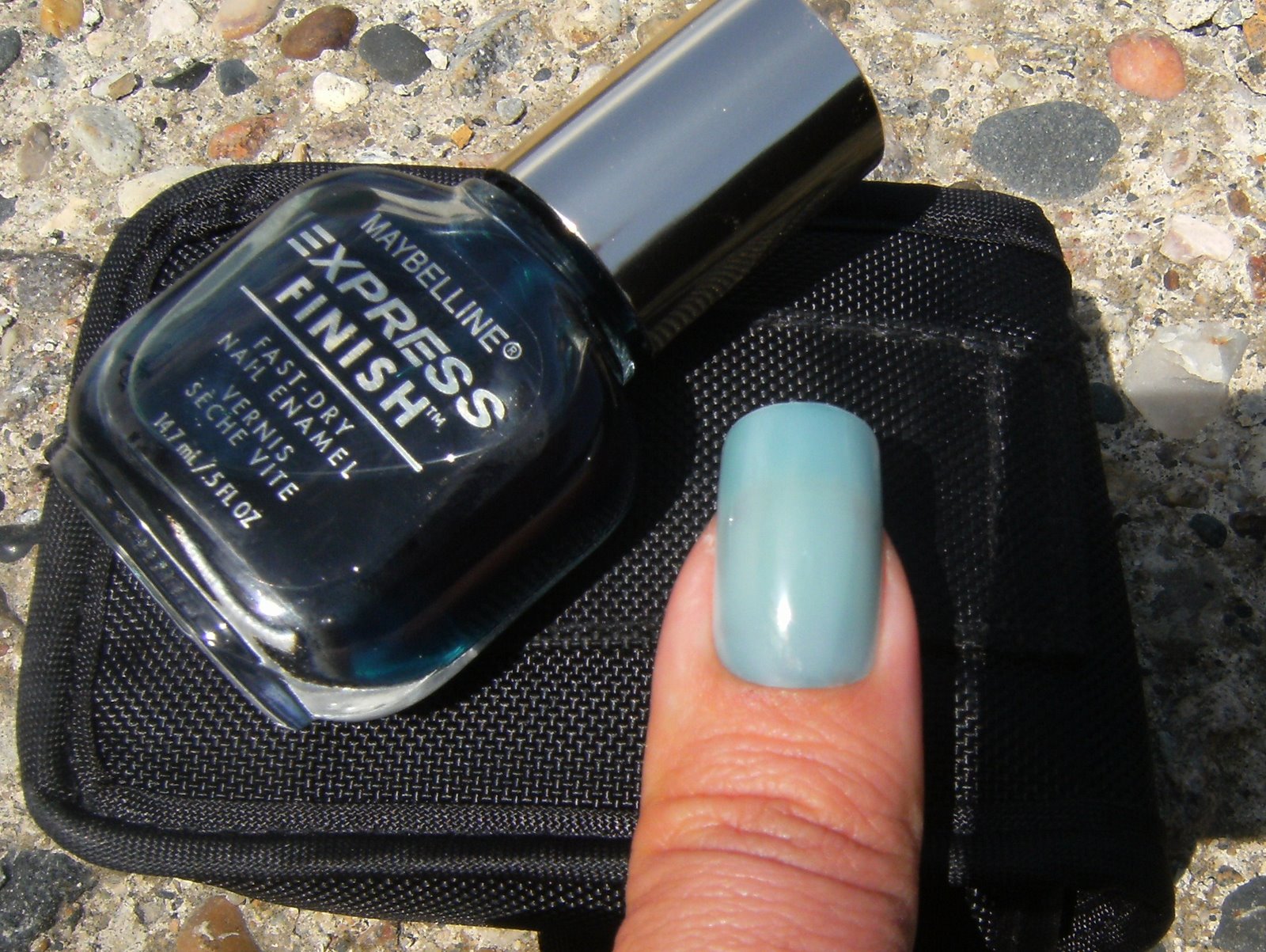 [MAYBELLINE+EMERALD+WATER.JPG]