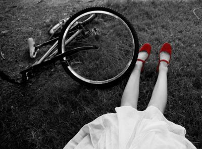 http://4.bp.blogspot.com/_c0SBJ24sv3k/Sobn4cvWDiI/AAAAAAAAB7k/YnClmOgLk1E/s400/sad_girl__by_error_.jpg