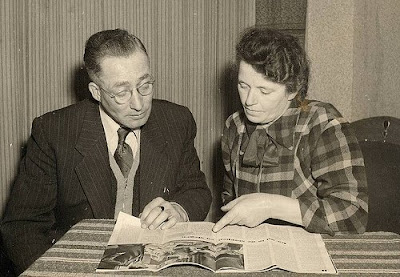 sharing a newspaper by piingu1963 flickr.com sharinganewspaper by pingu1963