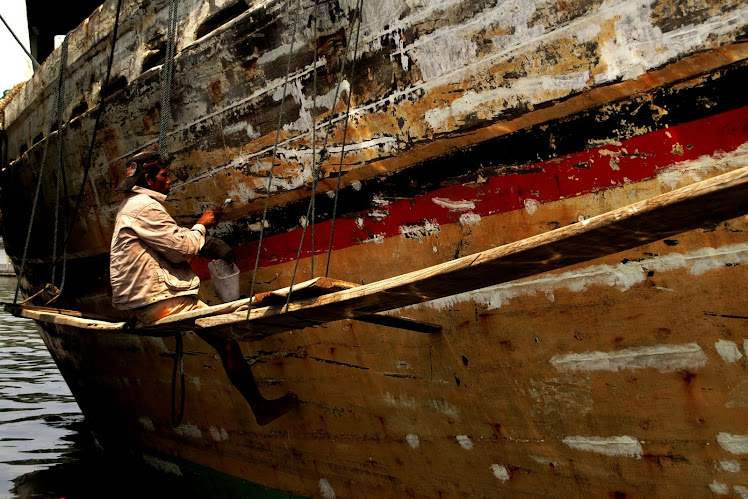 Merawat Perahu. 2010