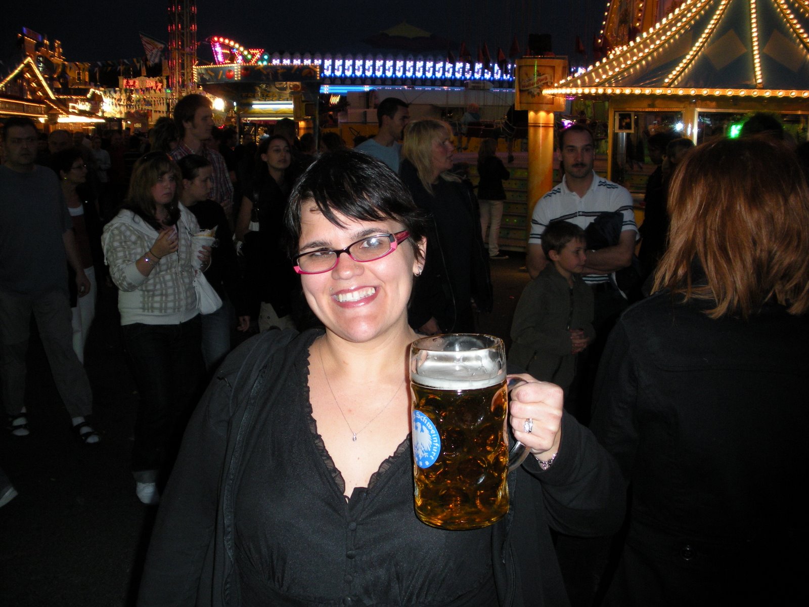 [Hev+with+a+giant+Bier.JPG]