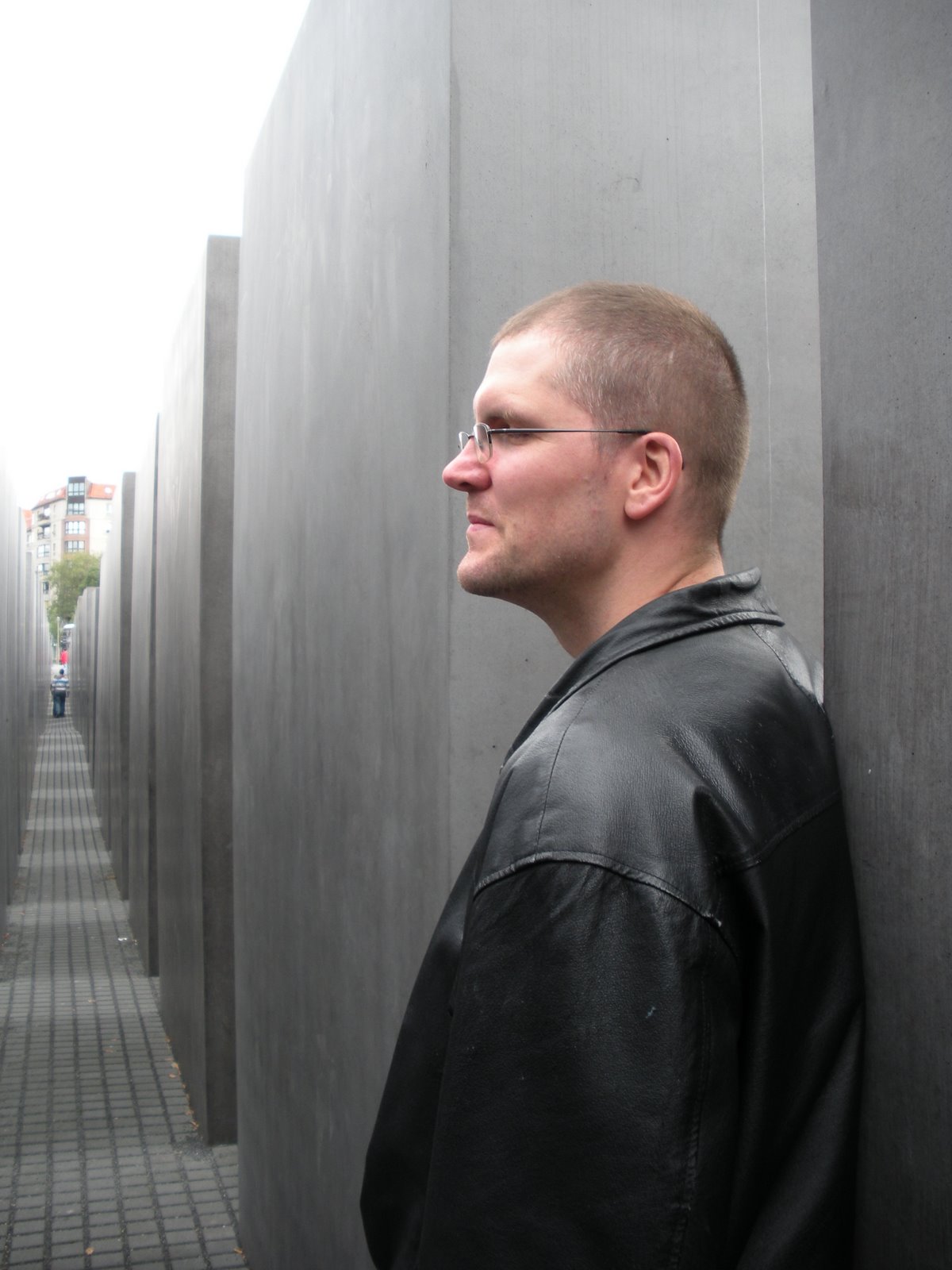 [Jerry+Giant+in+the+Holocaust+Memorial.JPG]