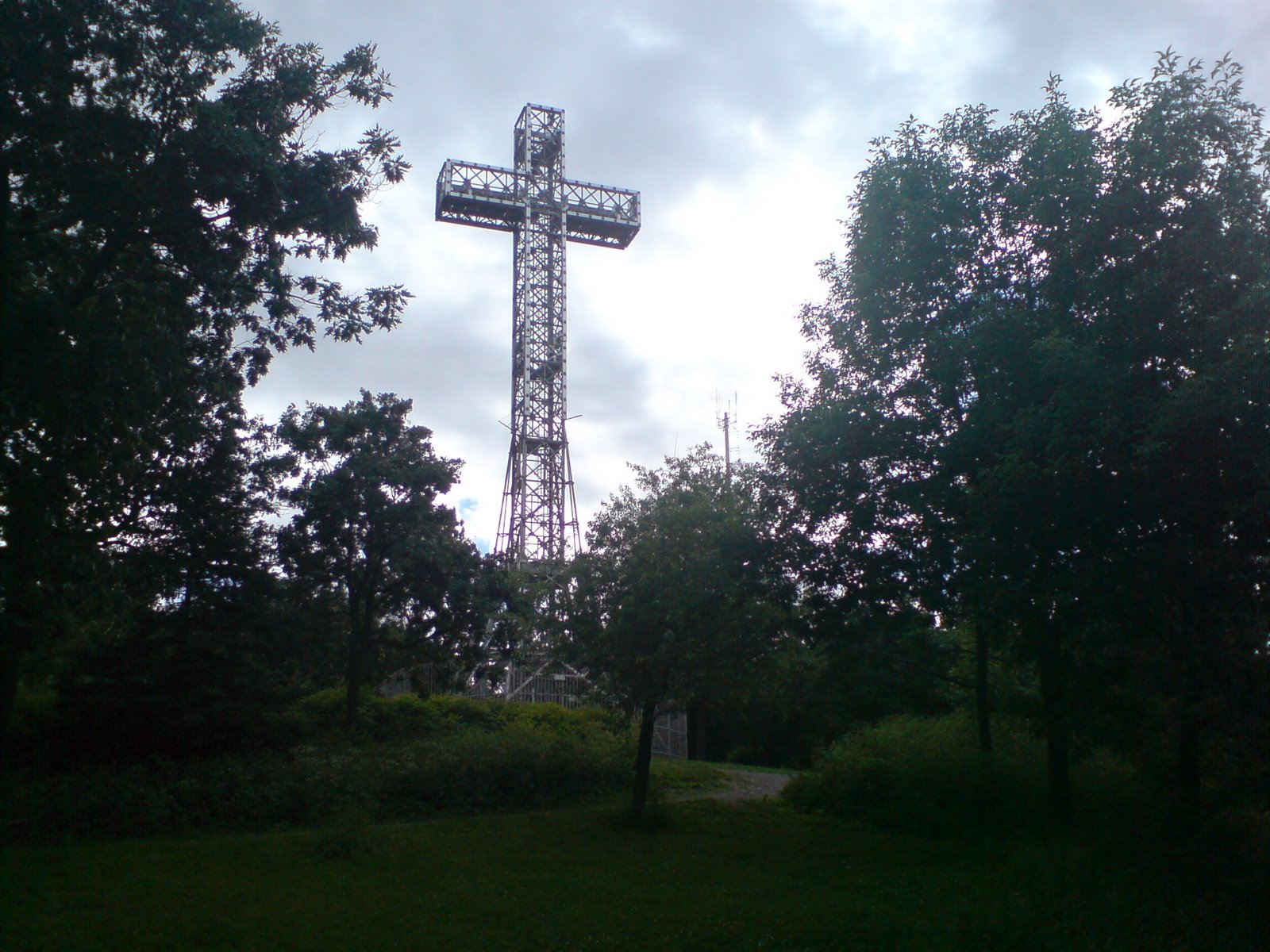 [The+cross+on+the+hill.jpg]