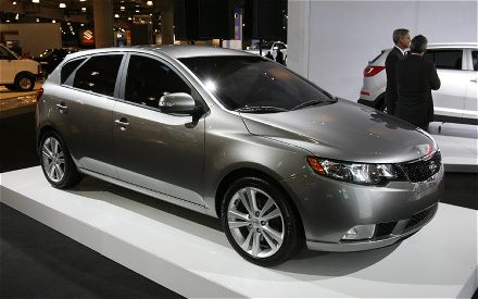 http://4.bp.blogspot.com/_cLWqMZQ1CPk/THGL2byjCOI/AAAAAAAABlw/RSIylCvZmDQ/s640/2011-kia-forte-hatch-front-three-quarter.jpg