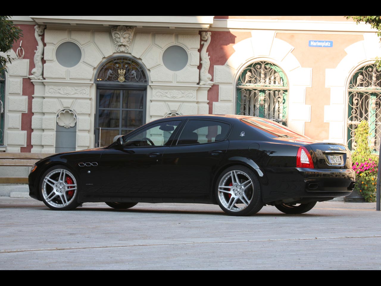 http://4.bp.blogspot.com/_cLWqMZQ1CPk/TT7fK81PsII/AAAAAAAAGlo/vF-6MW0NjhM/s1600/Exterior-2011-Novitec-Tridente-Maserati-Quattroporte-Rear-Angle.jpg