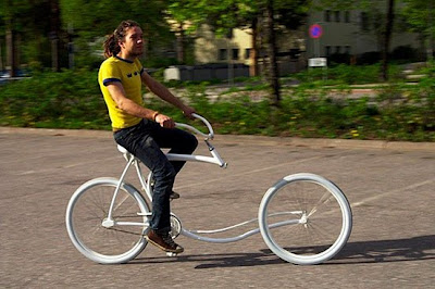 Bicicleta sem garfo em ação