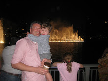 Frank en de kinderen bij de dansende verlichte fonteinen.