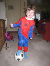 en Duncan als voetballende Spiderman!