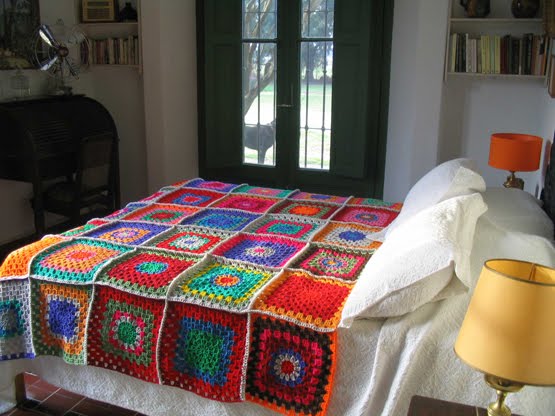 manta crochet lana3 - Mantas o pie de cama a crochet para abrigar y decorar la cama