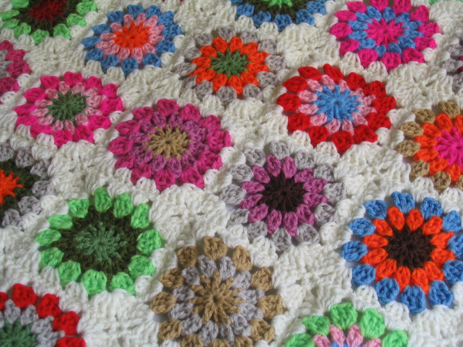 PUERTA AL SUR Mantas tejidas a crochet para la cuna de un bebé...
