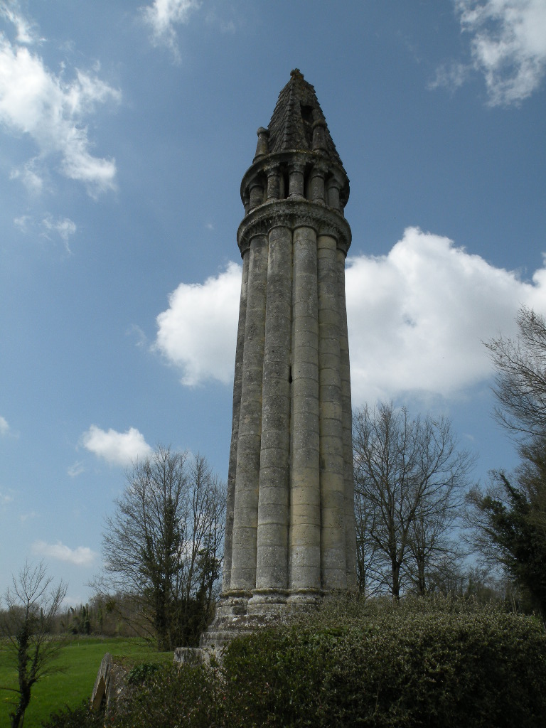Balades dans les Charentes La lanterne des morts de Fenioux
