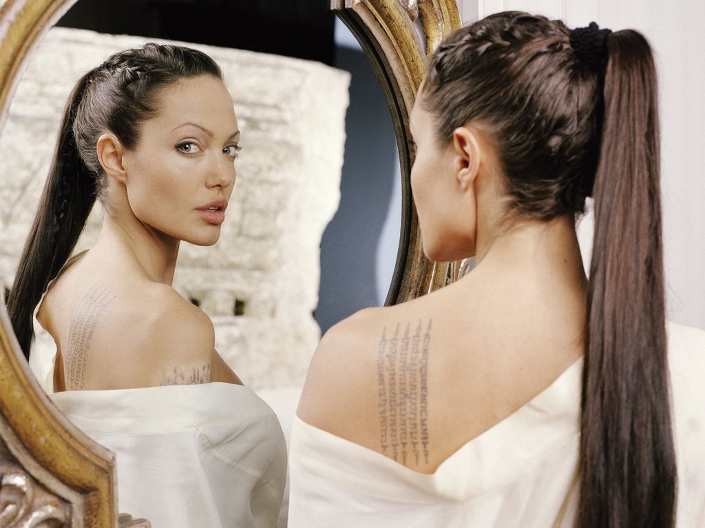 http://4.bp.blogspot.com/_cZuaghvCasw/TEalzQfOTTI/AAAAAAAAIFE/oOUP5r6EH4E/s1600/Angelina-Jolie-26.jpg