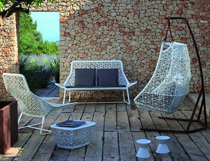 [comfortable-hanging-swing-outdoor-garden-furniture-decor-white-frame.jpg]