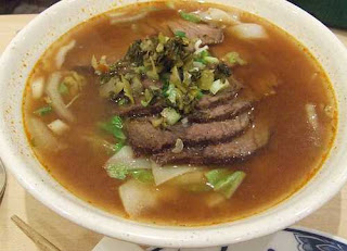 Suppe mit Rindfleisch und Reisnudeln
