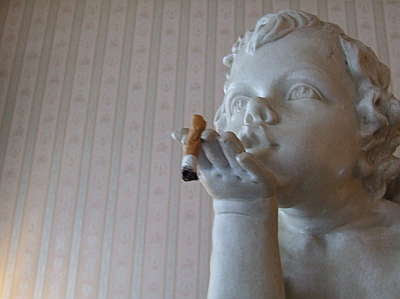 Putto mit Kippe Putto mit Kippe vor Streifentapete