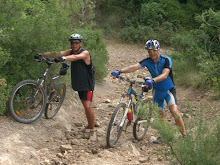 Gines y Edu enpujando la bici como dos jilipuertas