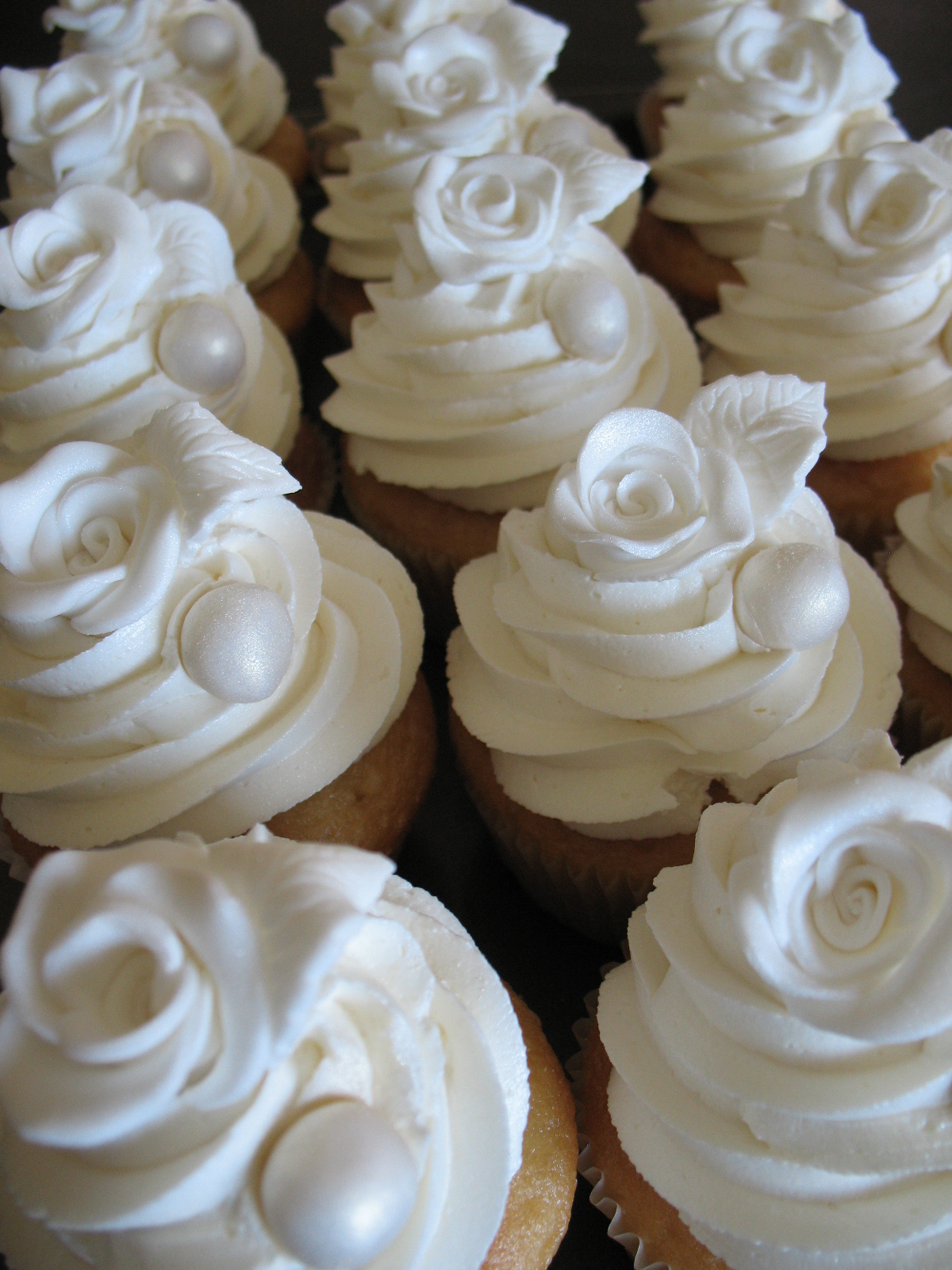 Sandy's Cakes: White Roses Wedding Cake & Cupcakes