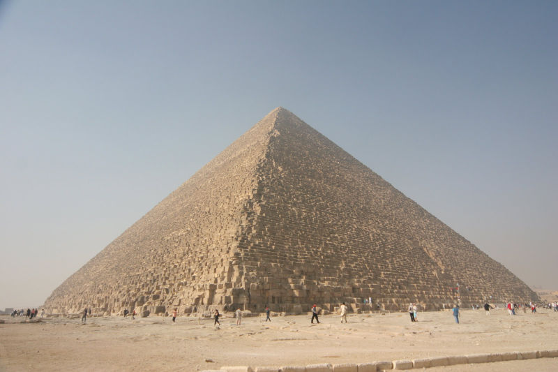[800px-Kheops-Pyramid.jpg]