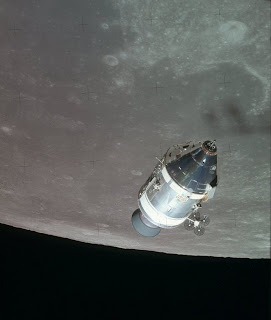 El módulo de comando del Apolo 15 sobrevuela el cráter Ameghino (es el cráter brillante arriba a la derecha). A lo lejos se extiende el Mar de la Fecundidad. (NASA)
