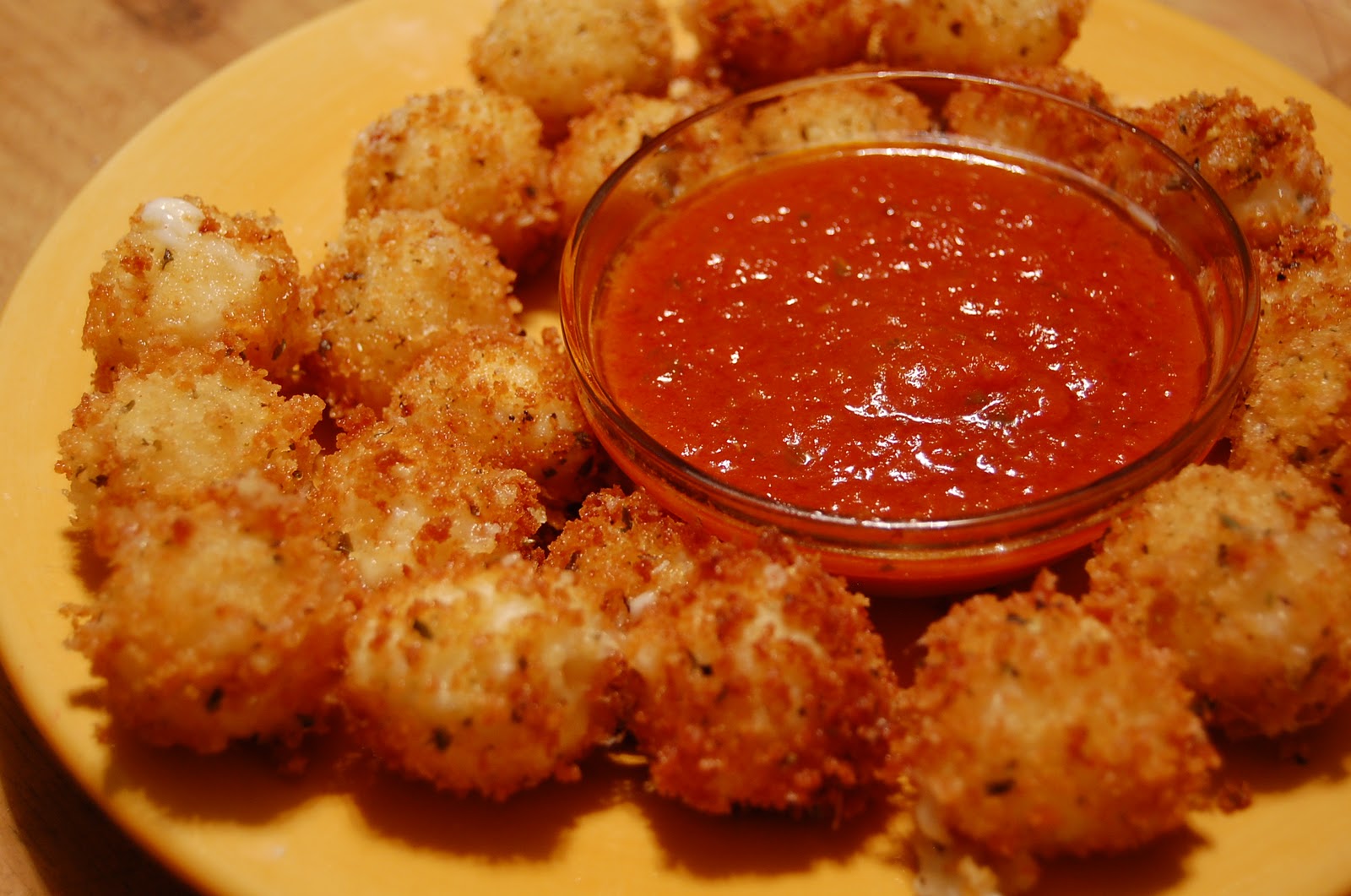 I'm Running to Eat! Fried Mozzarella Bites with Homemade Tomato Sauce