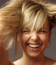 Le masque pour les cheveux avec la gélatine et loeuf sur les cheveux mouillés ou secs