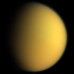 Titán, la luna más grande Saturno, en colores no simulados, tomada por la sonda espacial Cassini Titán, en colores naturales