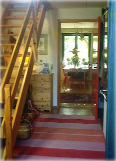 Trappen fra entreen op til  tv-stuen og soveværelset på 1. sal - i baggrunden ses køkken/alrummet