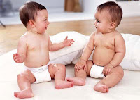 http://4.bp.blogspot.com/_csq3lQLJmn0/Sz9yrJjy48I/AAAAAAAABTs/uTT68QIZ0GQ/s400/bebesconversando.jpg