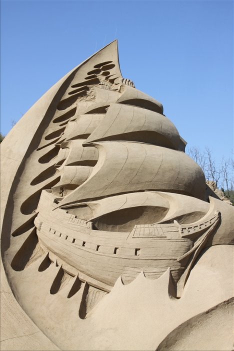 [world-sand-sculpture-festival-2009-in-japan-21.jpg]