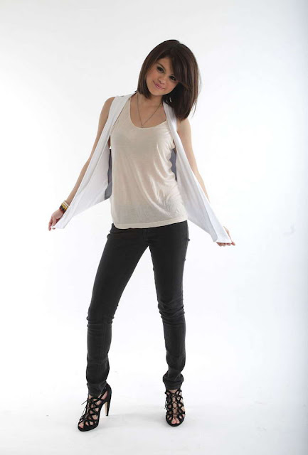 Selena Gomez in Stylish and Trendy Casual Outfit Fashion Model Photoshoot Session