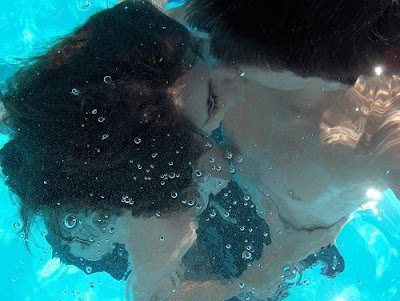 Kumpulan FOTO CIUMAN paling SEXY dan ROMANTIS di DUNIA