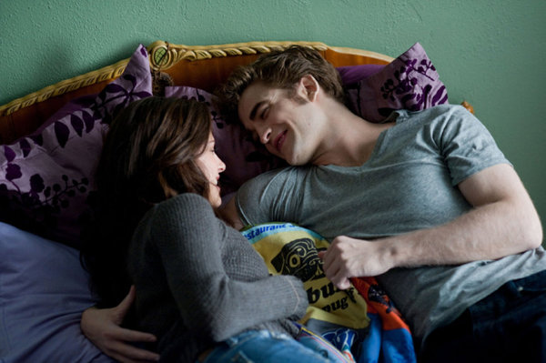 [Twilight+Eclipse+happy+in+the+bed.jpg]
