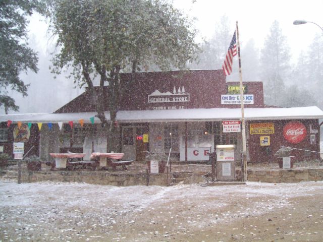 [store+snow1.JPG]