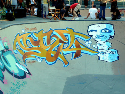 foto de graffiti en pista skate