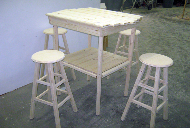 FERNANDEZ CABINET: MESA BAR CON CUATRO SILLAS Y BENCH PARA PATIO EN MADERA